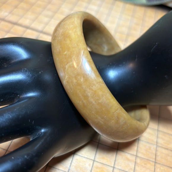 Carved Marbled Stone Bangle Bracelet 2 11/16”D Creamy Caramel Color EVC 8”L Int. - Picture 3 of 7